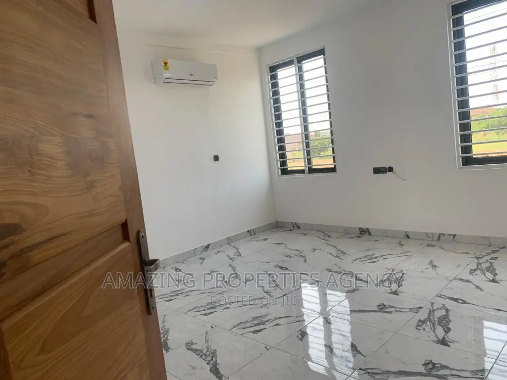 8bdrm House in Adjiriganor for sale