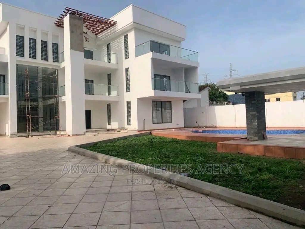 8bdrm House in Adjiriganor for sale