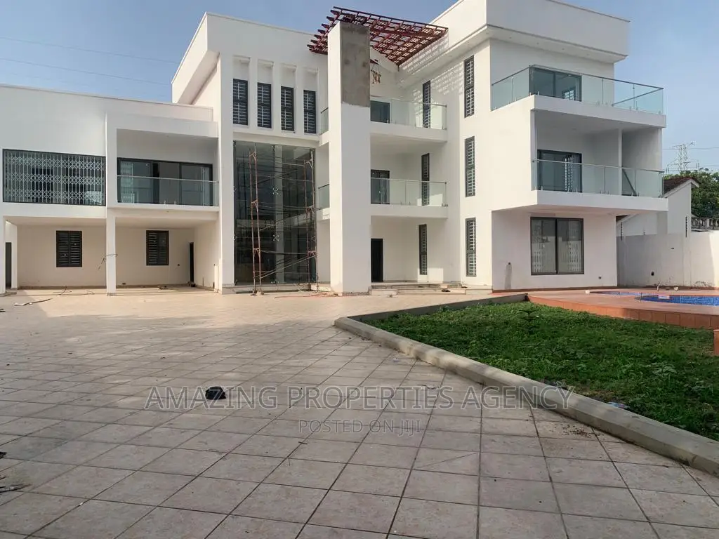 8bdrm House in Adjiriganor for sale