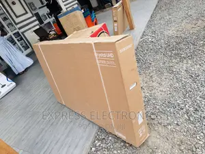 Tizen UHD Smart Samsung 65”Cu7100 With a Remote