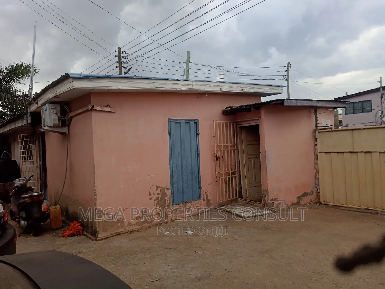 6bdrm House in Accra Metropolitan for sale