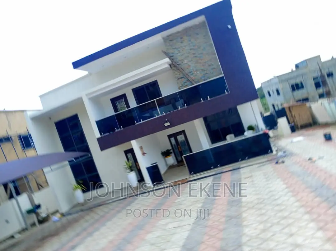 7bdrm Duplex in Accra Metropolitan for sale