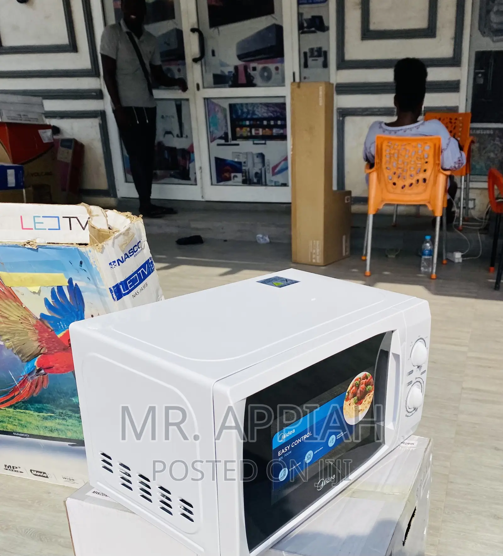 Budget-Friendly Midea MG720 Electric Microwave Oven.