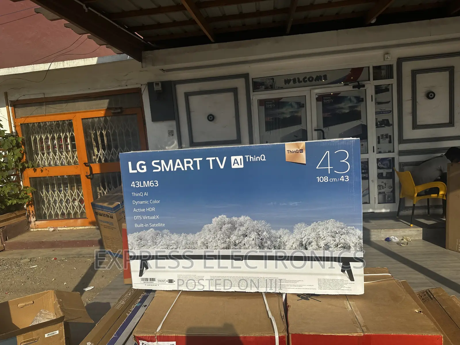 Ultra Modern Lg Tv FHD Smart 43”LM637