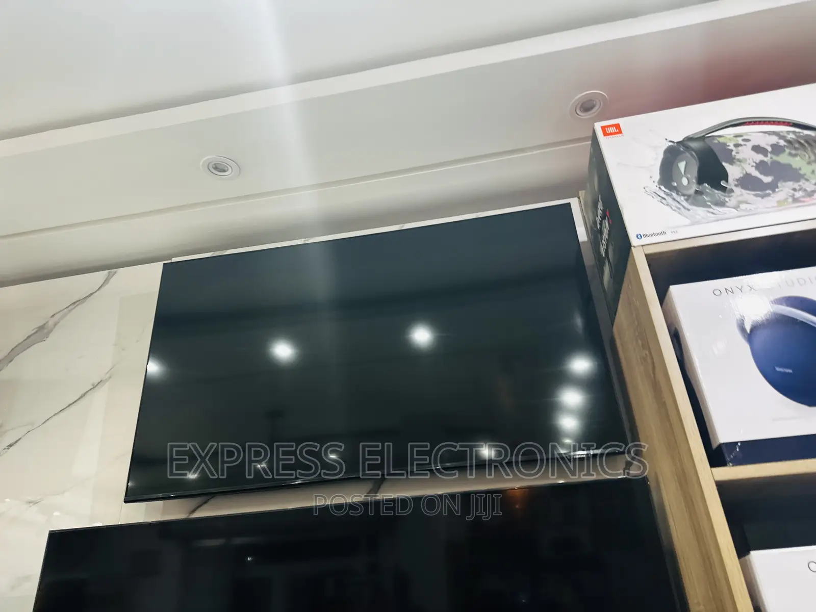Vivid Clear Pictures UHD Smart 50”Au8000