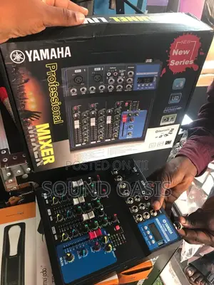 Yamaha Professional F4 4-Channel Compact Stereo Live Mixer