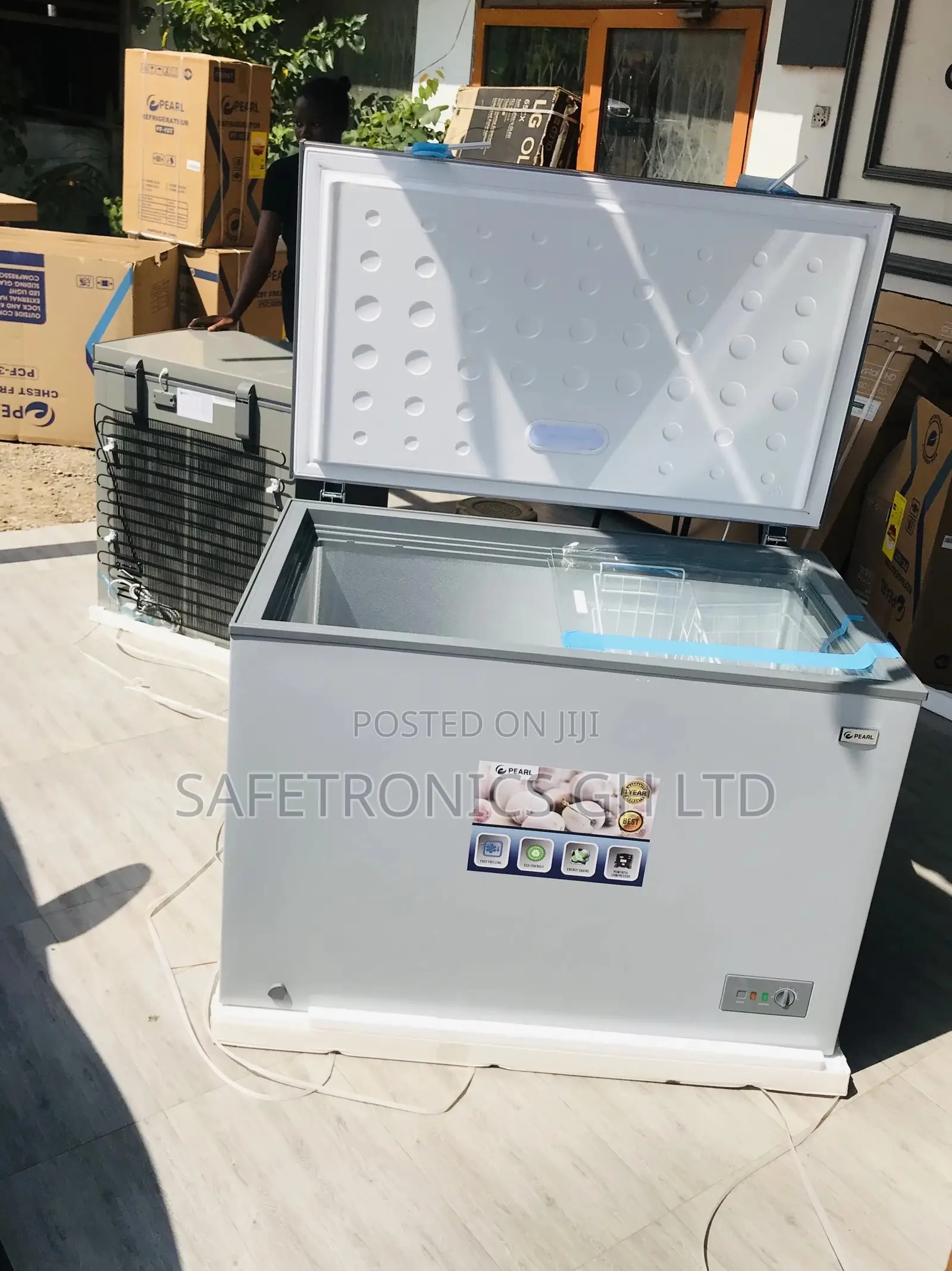 PCF- Chestfreezer Singledoor Pearl Glass Lid 200 Liters