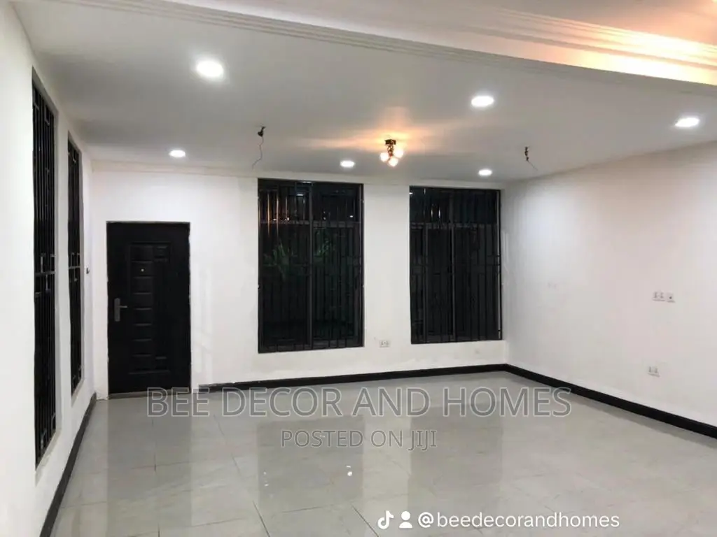 Furnished 5bdrm House in Bee Decor & Home’S, Old Ashomang for sale