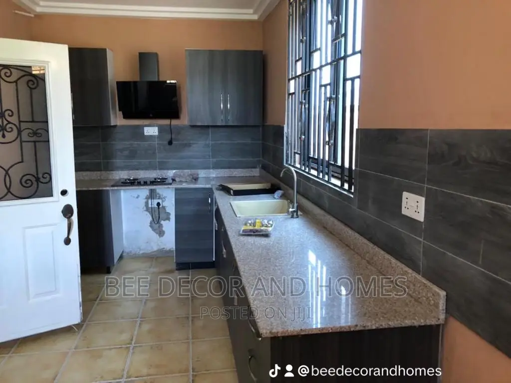 Furnished 5bdrm House in Bee Decor & Home’S, Old Ashomang for sale