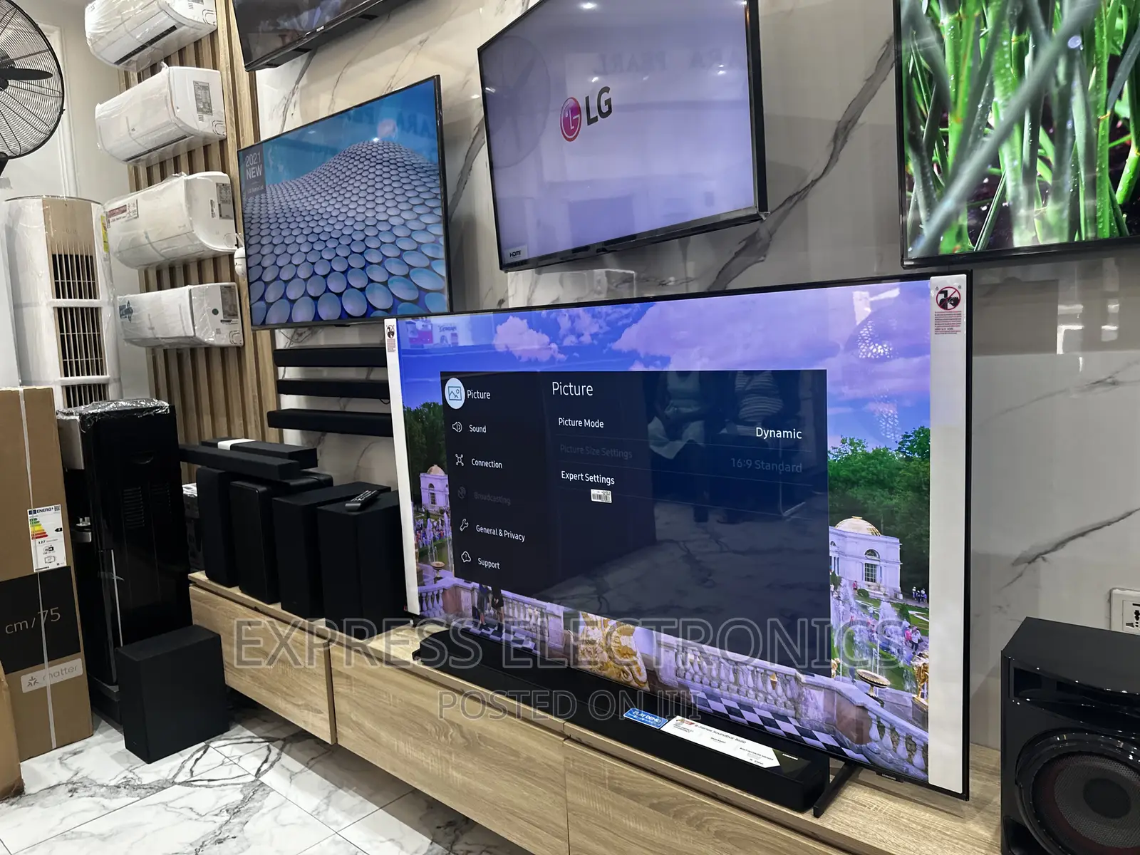 Samsung 65”Au7172 UHD Powerful Display Smart