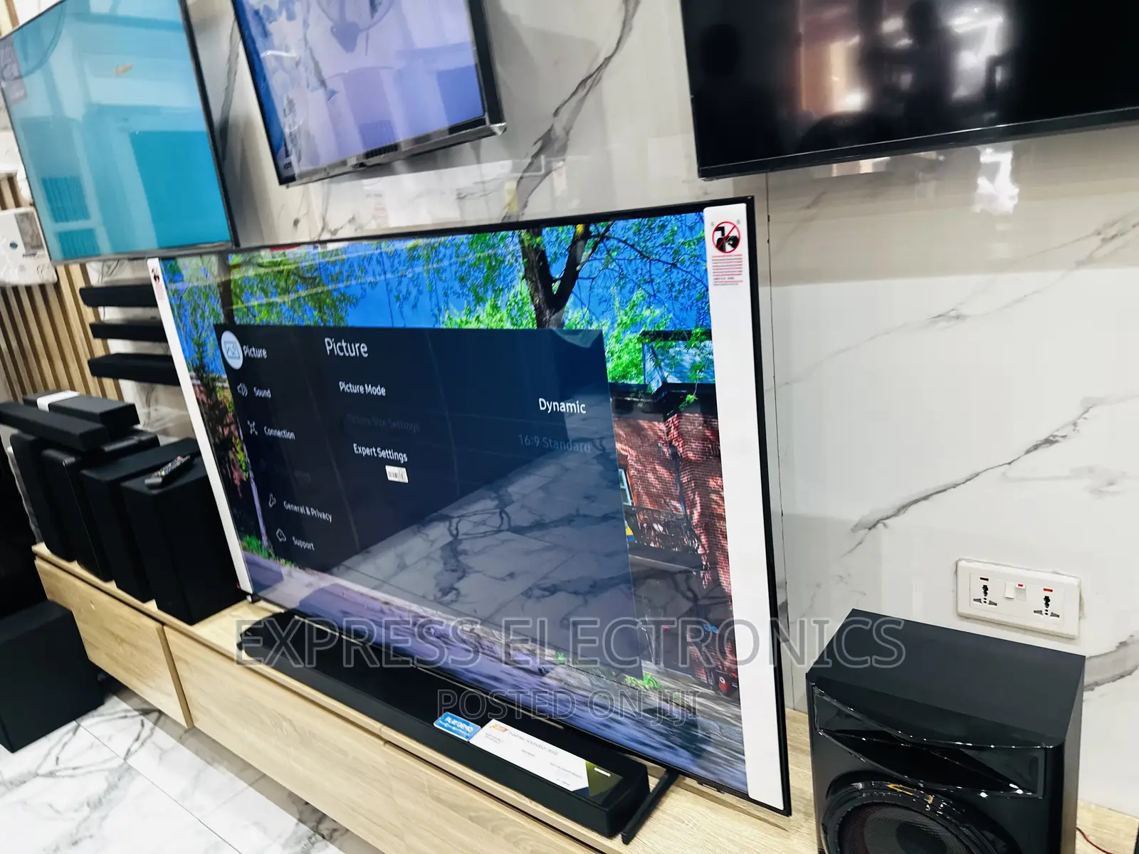 Powerful— Smart Samsung 55”Au9000 UHD Smart