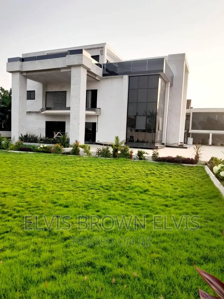8bdrm Mansion in Trasacco, Adjiriganor for sale