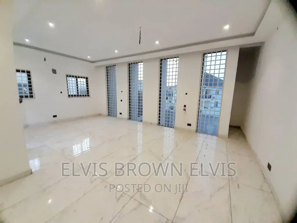 8bdrm Mansion in Trasacco, Adjiriganor for sale