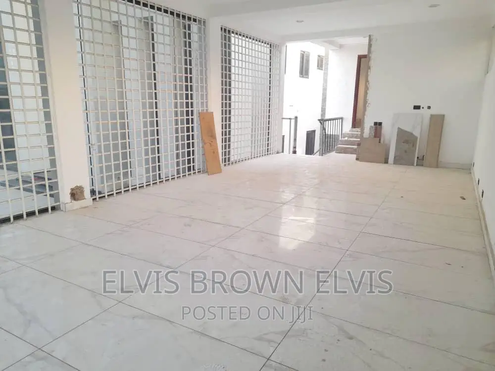 8bdrm Mansion in Trasacco, Adjiriganor for sale