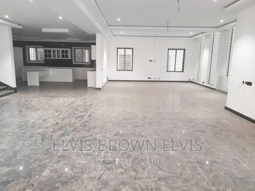 8bdrm Mansion in Trasacco, Adjiriganor for sale
