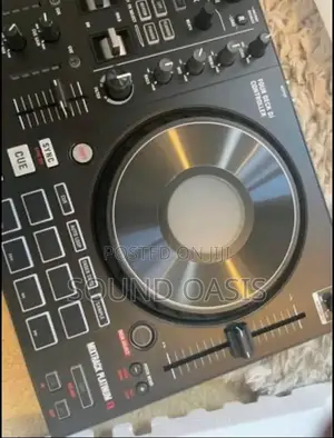Photo - Numark Mixtrack Platinum FX - DJ Controller