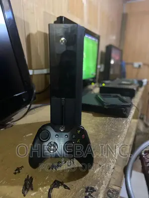 Xbox One With 7 Games Installed + 1 Controller