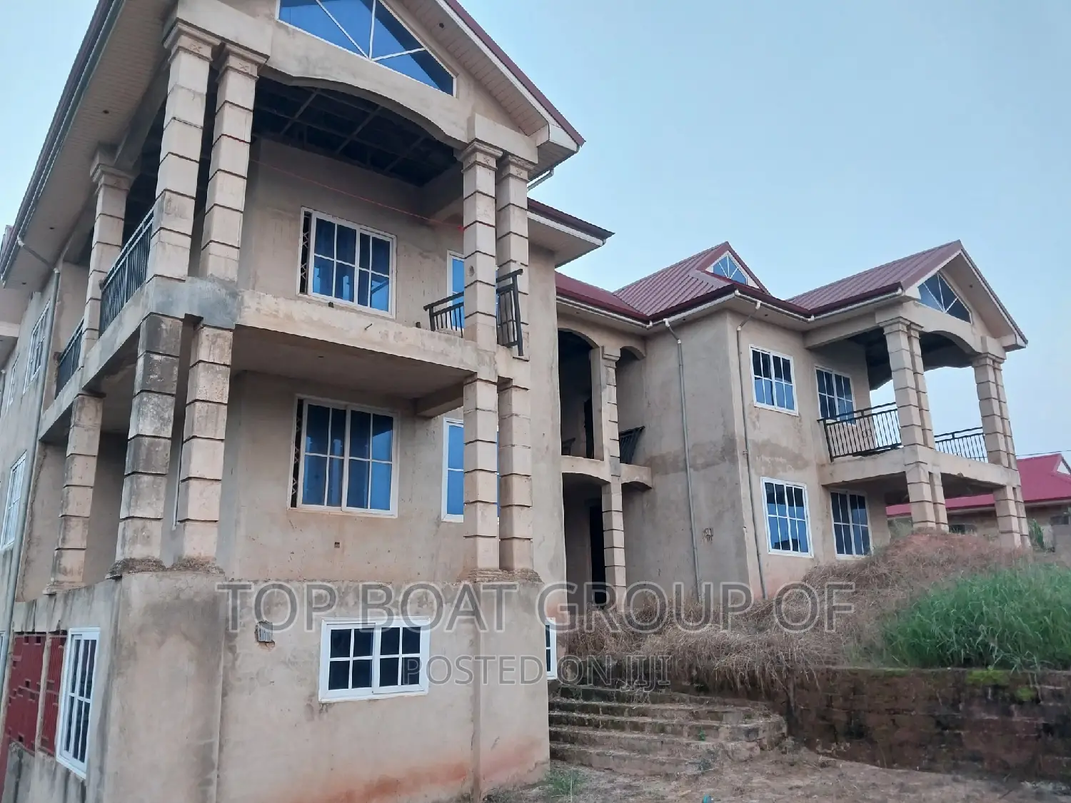 10bdrm House in Top Boat Estate, Kumasi Metropolitan for sale