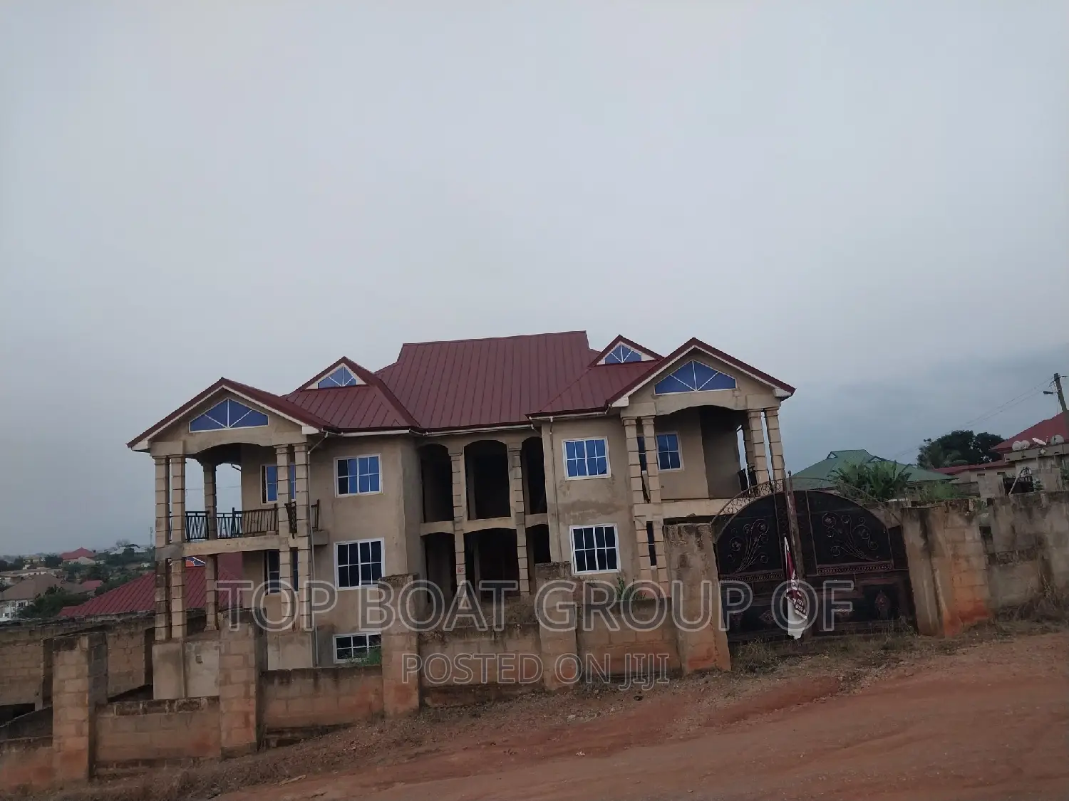 10bdrm House in Top Boat Estate, Kumasi Metropolitan for sale