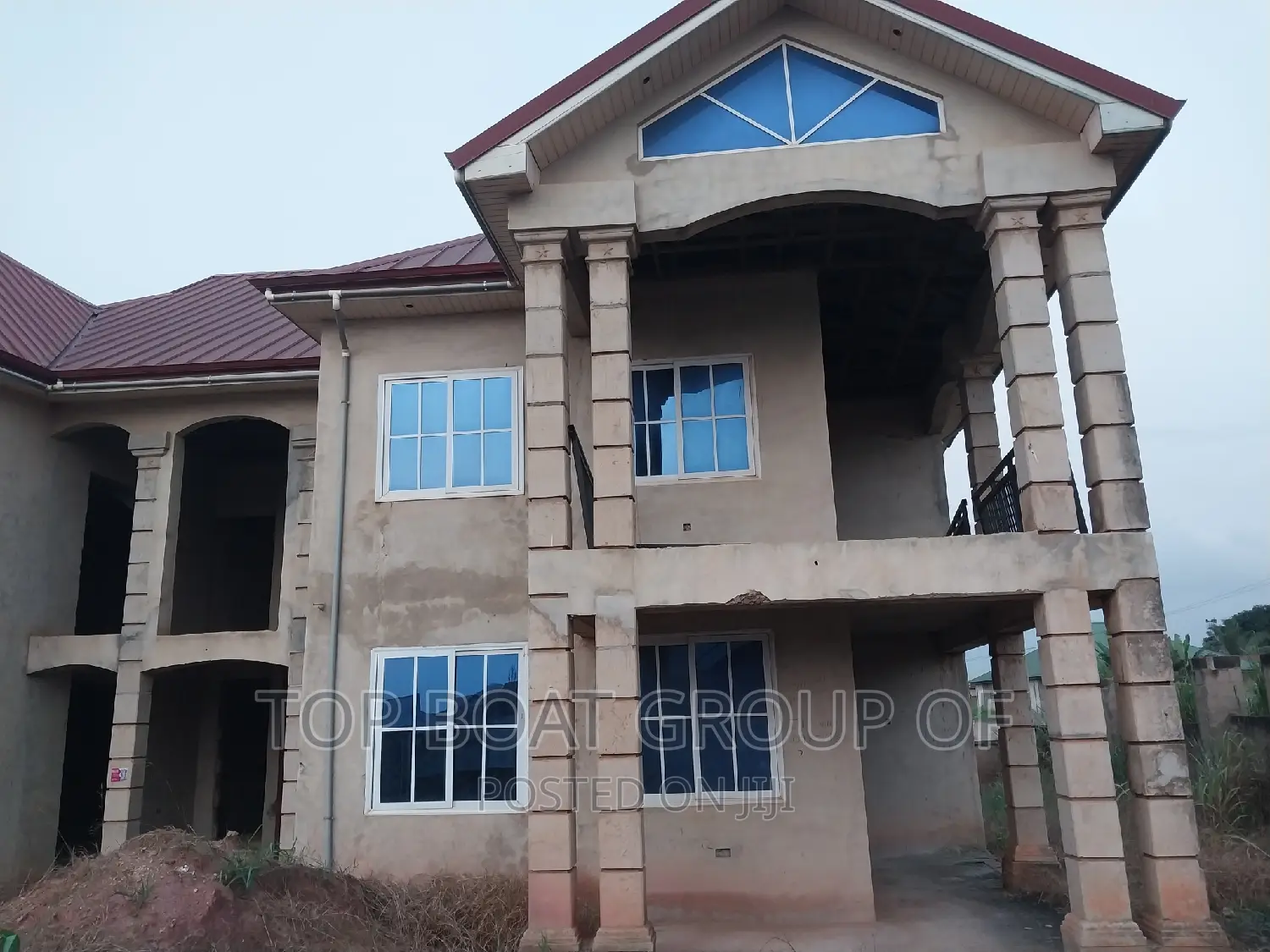 10bdrm House in Top Boat Estate, Kumasi Metropolitan for sale