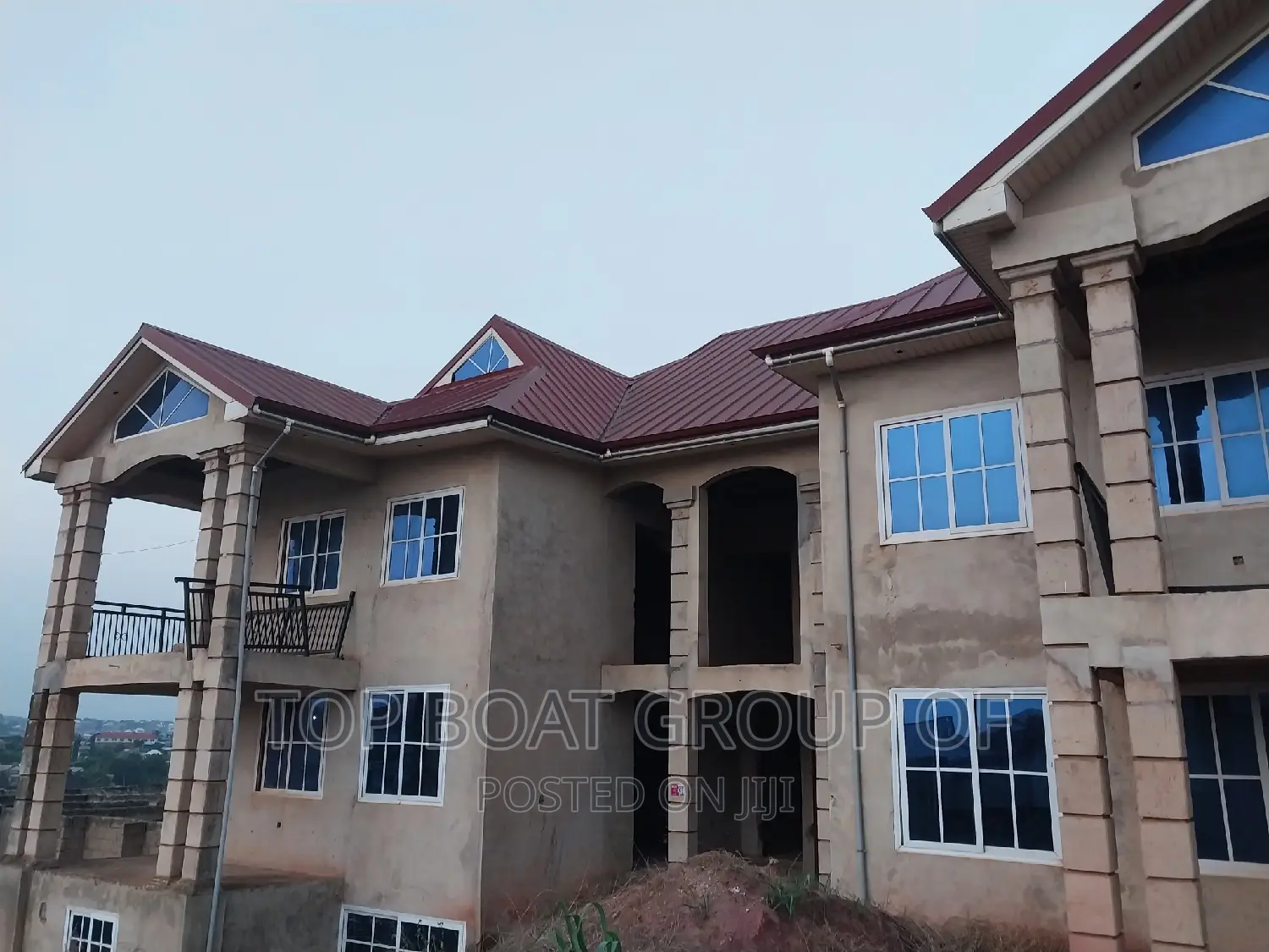 10bdrm House in Top Boat Estate, Kumasi Metropolitan for sale