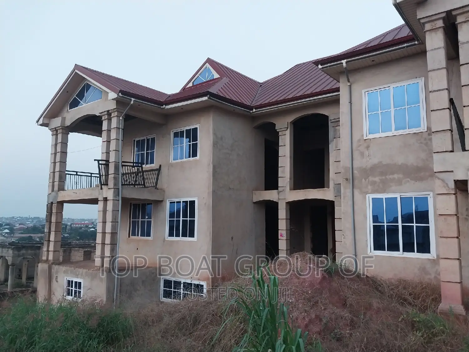 10bdrm House in Top Boat Estate, Kumasi Metropolitan for sale