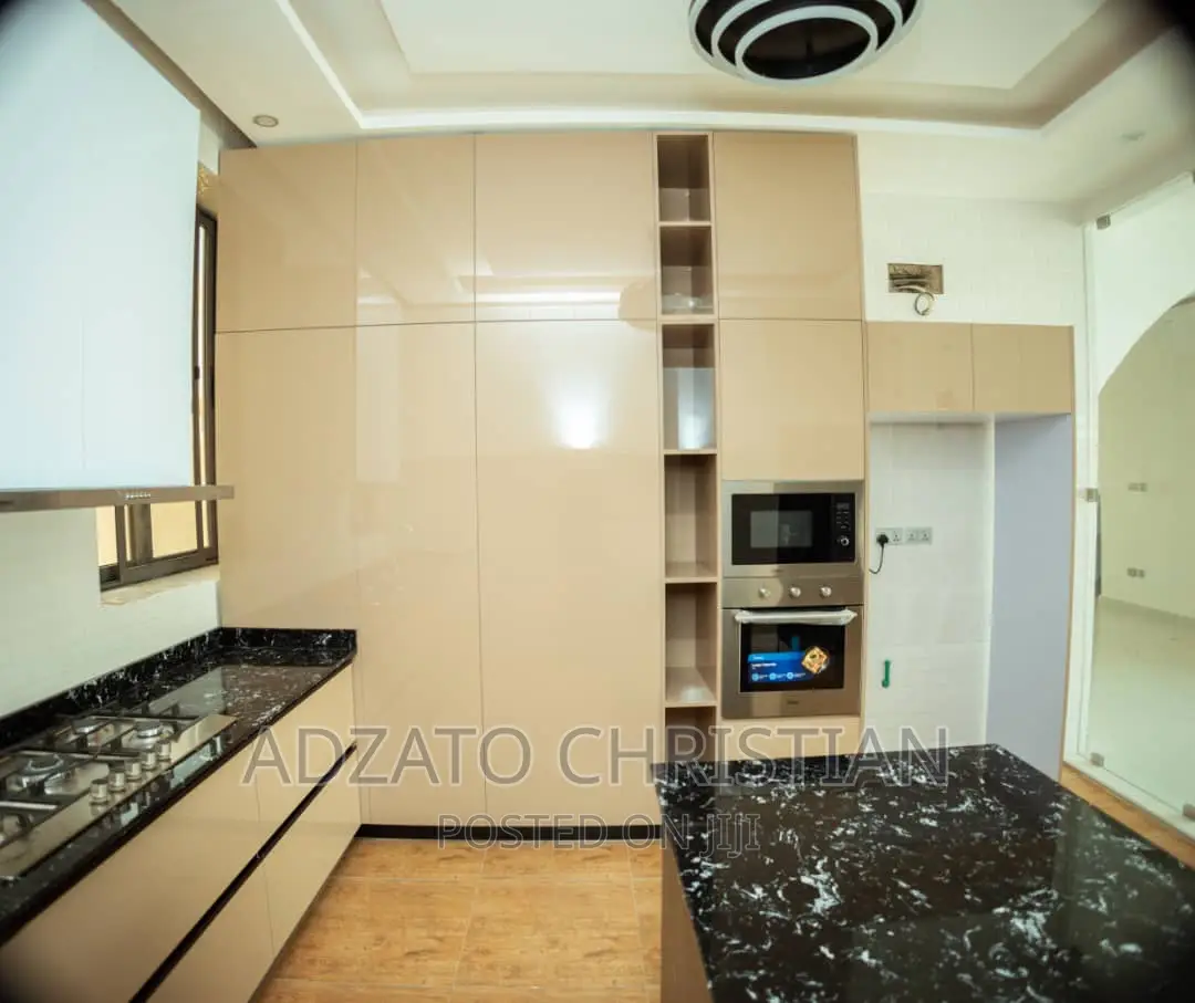 5 Bedroom Luxurious Houses for Sale