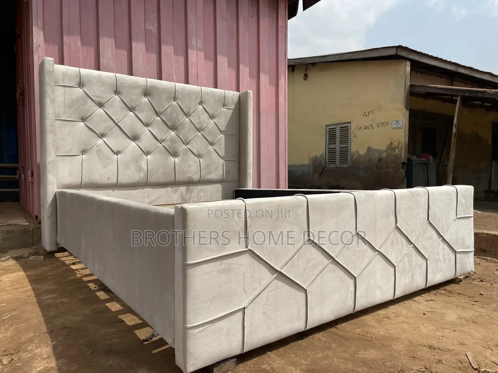 Foreign Double Off-white 60x80 Bedframe// Very Strong
