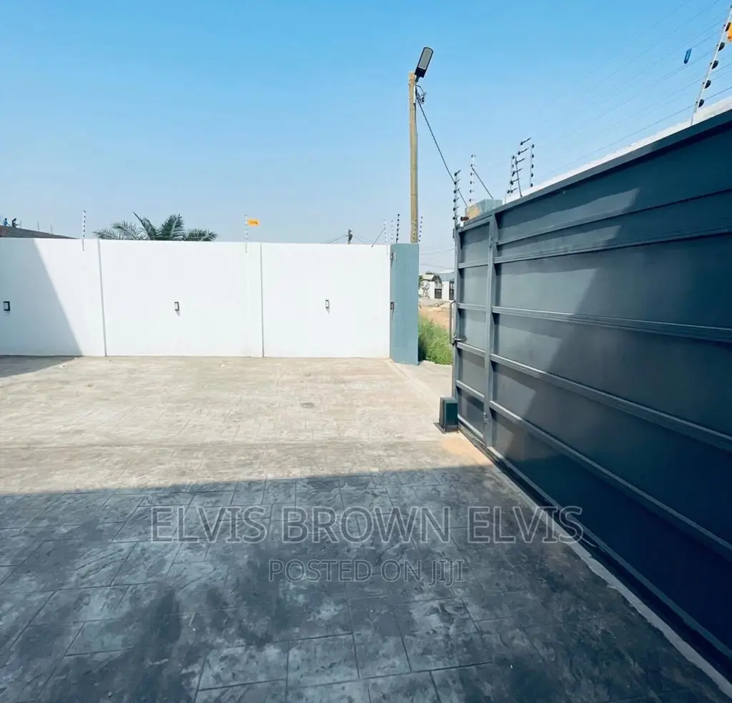 4bdrm House in Lakesid, Ashaley Botwe for sale
