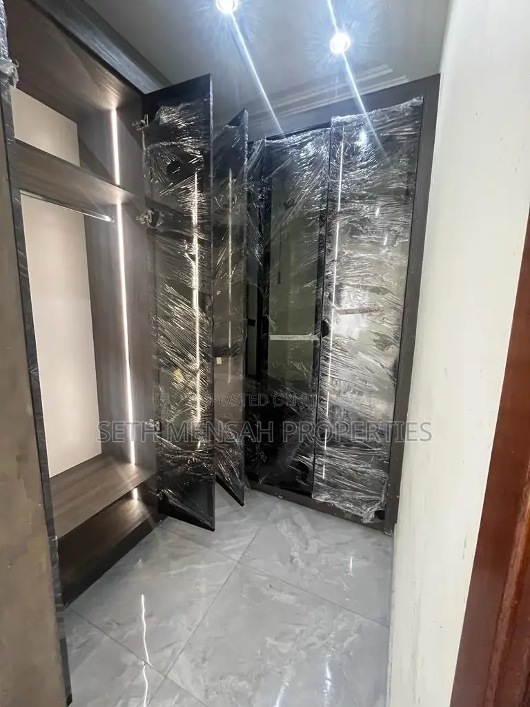 4bdrm Mansion in Skm, East Legon for sale