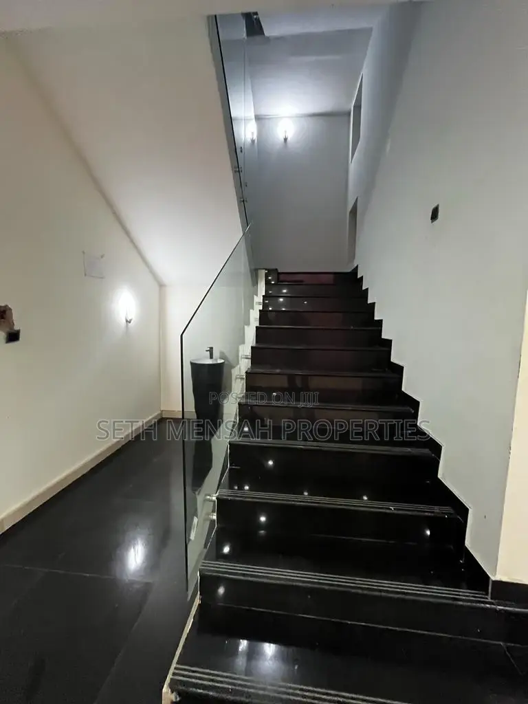 5bdrm Mansion in Skm, East Legon for sale