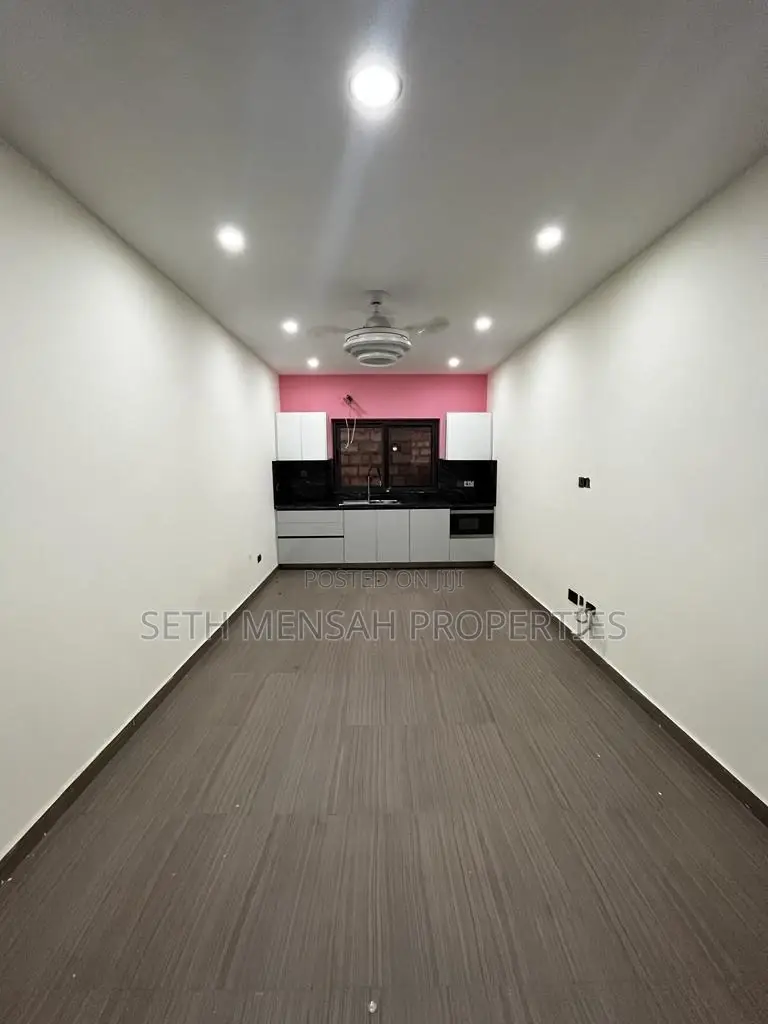 5bdrm Mansion in Skm, East Legon for sale