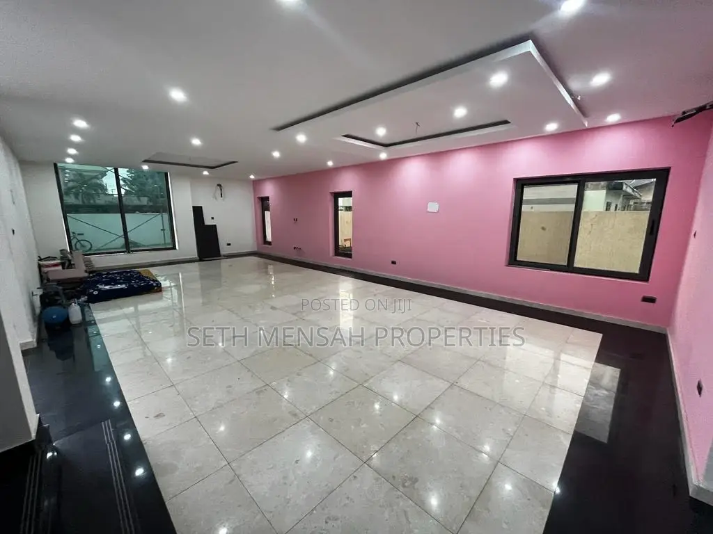 5bdrm Mansion in Skm, East Legon for sale