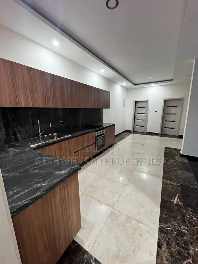 5bdrm Mansion in Skm, East Legon for sale