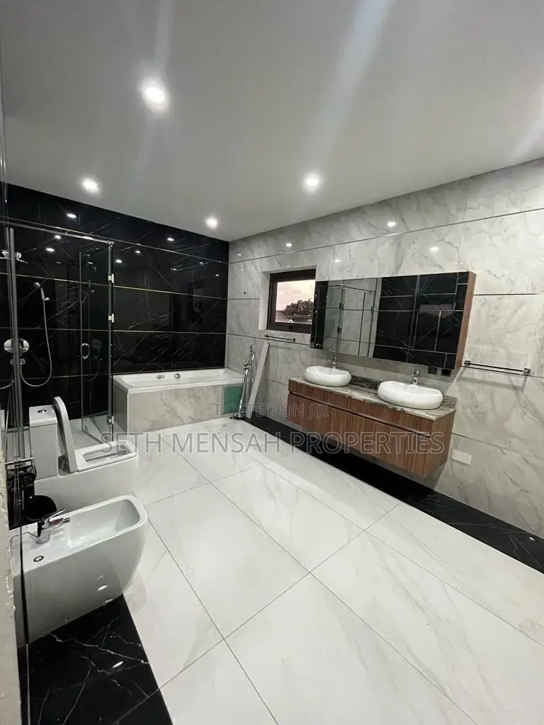 5bdrm Mansion in Skm, East Legon for sale