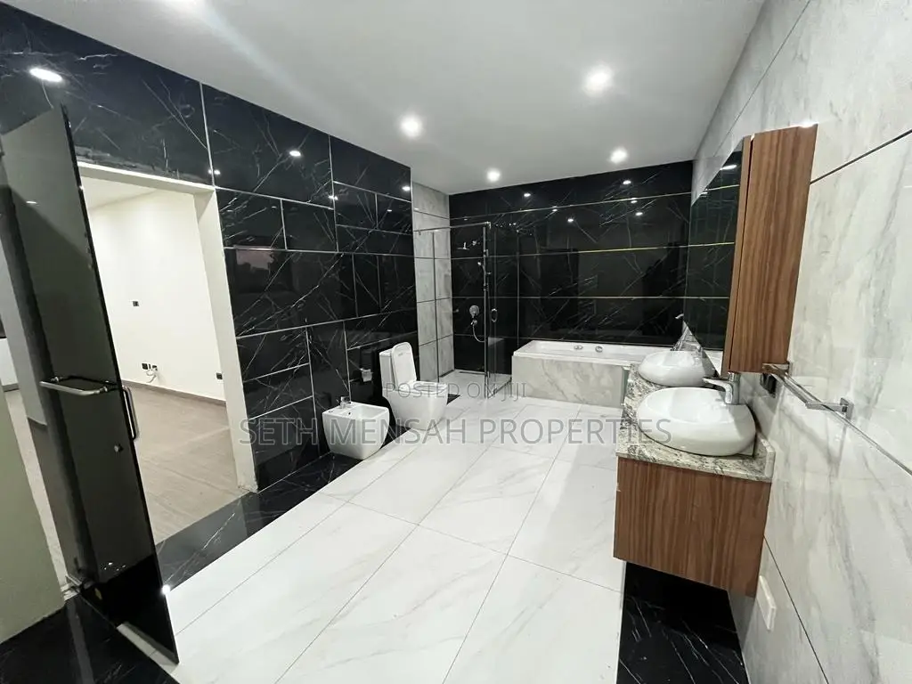 5bdrm Mansion in Skm, East Legon for sale