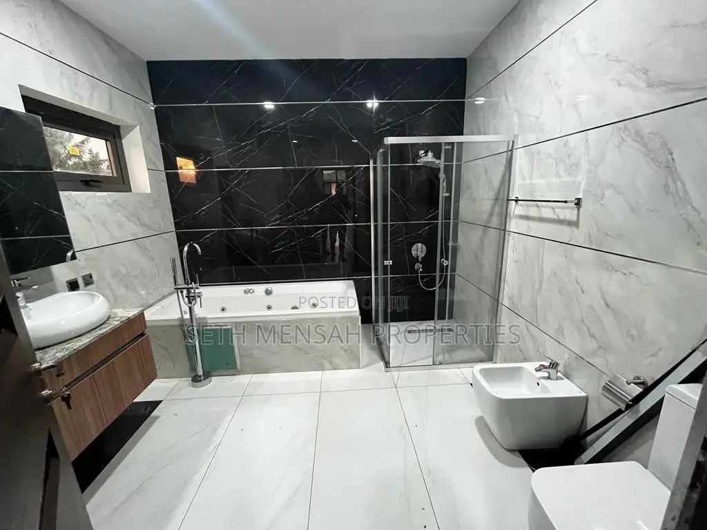 5bdrm Mansion in Skm, East Legon for sale