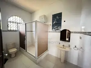 6bdrm House in Skm, East Legon for sale
