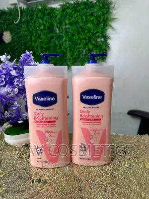 Photo - Vaseline Daily Brightening With Niacinamide Glowing Lotion