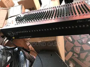 Yamaha Mgp32x Mixing Console
32-Channel Mixer