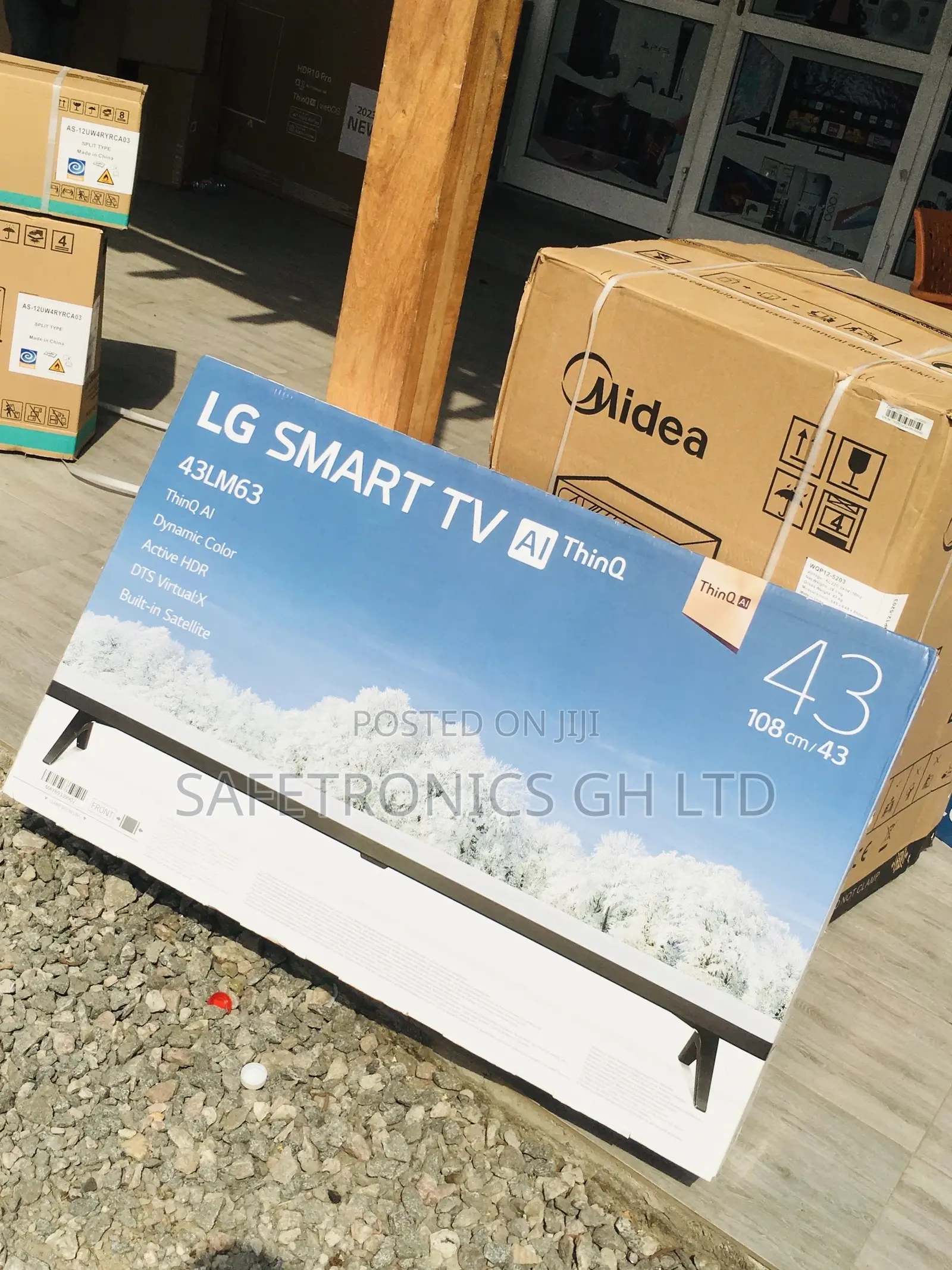 Glossy Black Electric 43 Inches LG LED Digital Black Tv