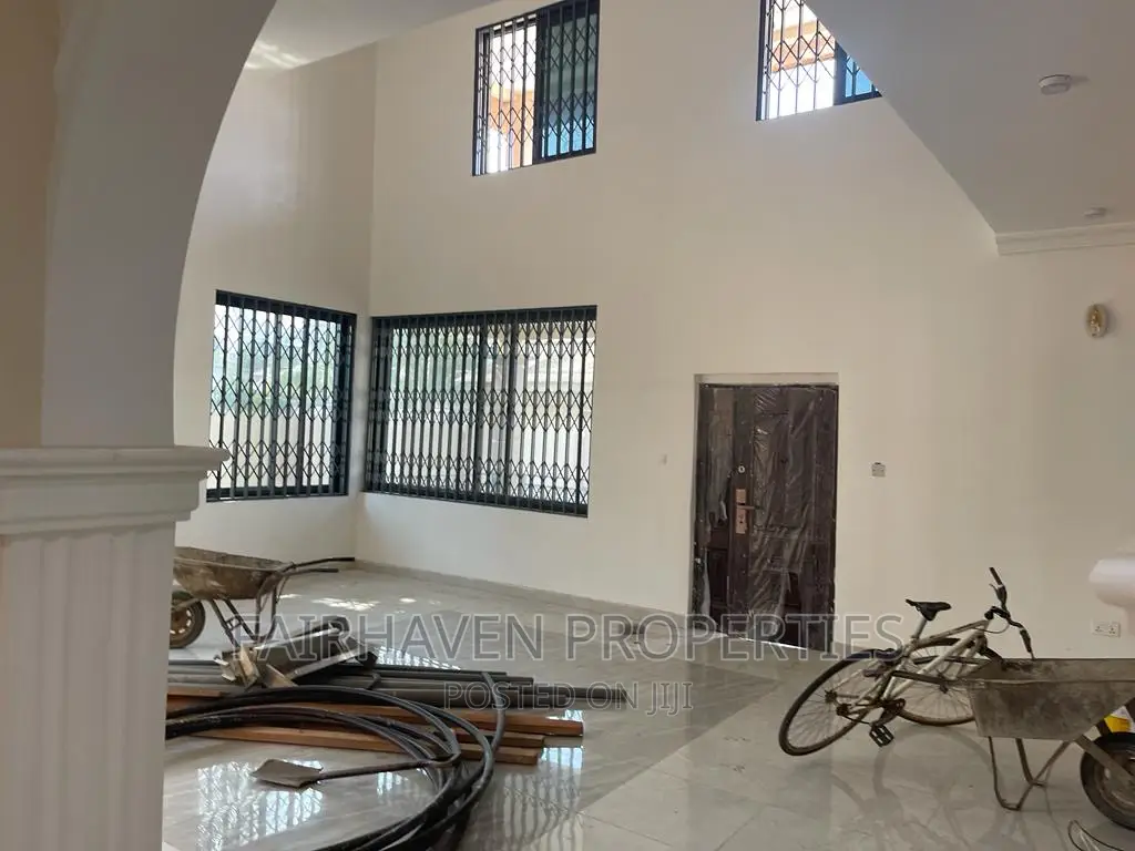 5bdrm House in East Airport for rent