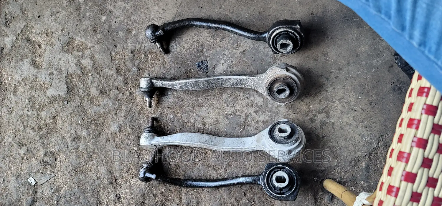 Mercedes Benz C Classe LOWER ARM SET in Stock