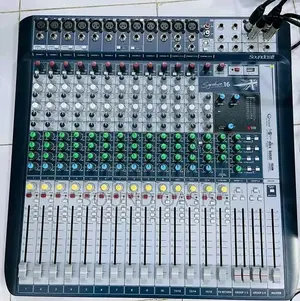 Soundcraft Signature 16 Analog 16-Channel Mixer