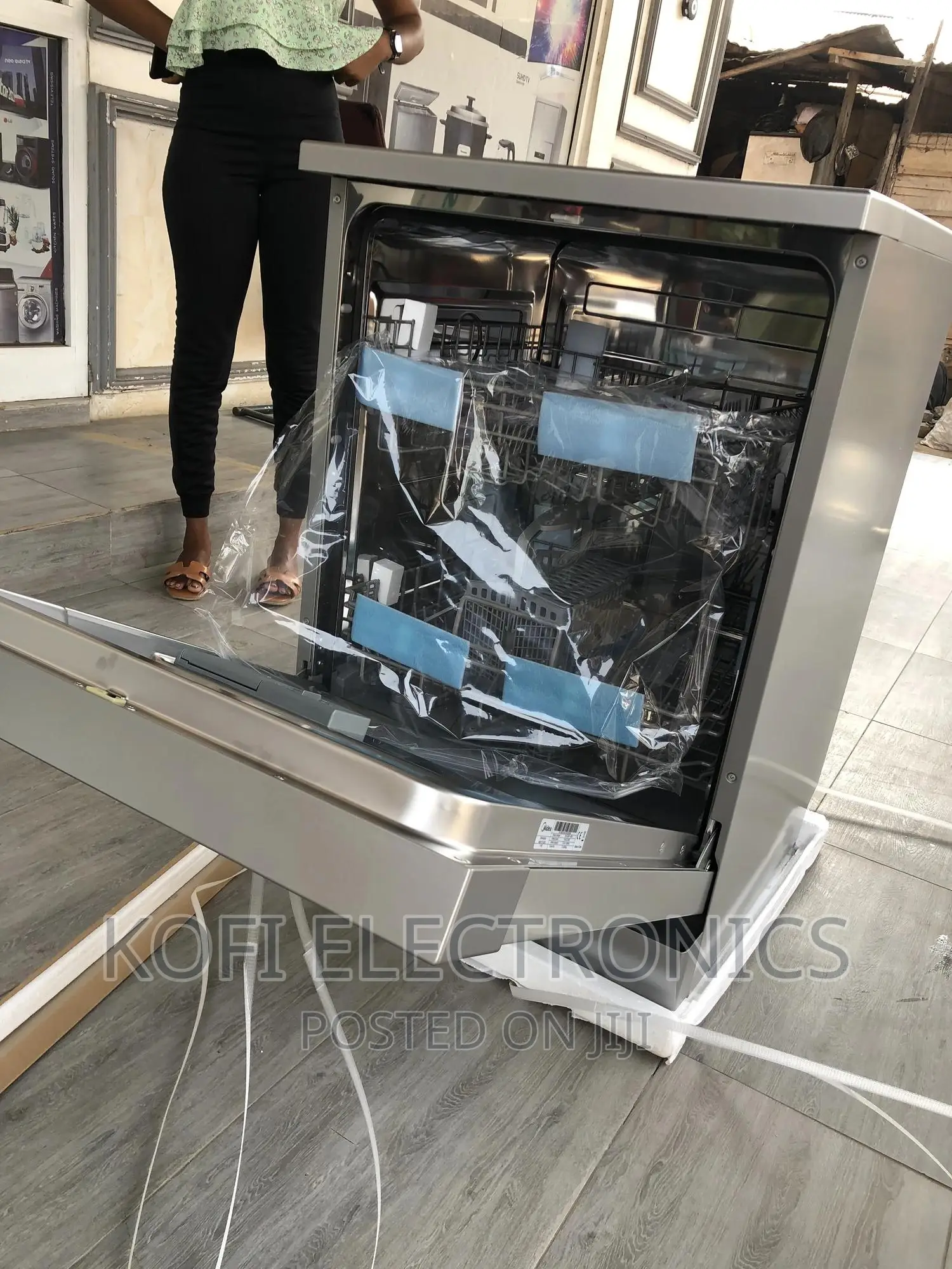 A Performance Midea 12 Plate Dishwasher
