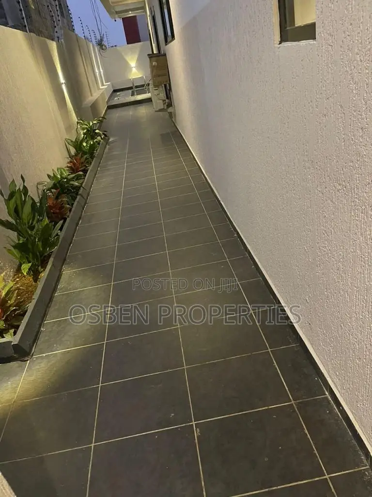 8bdrm Mansion in Pleasant Properties, Cantonments for sale