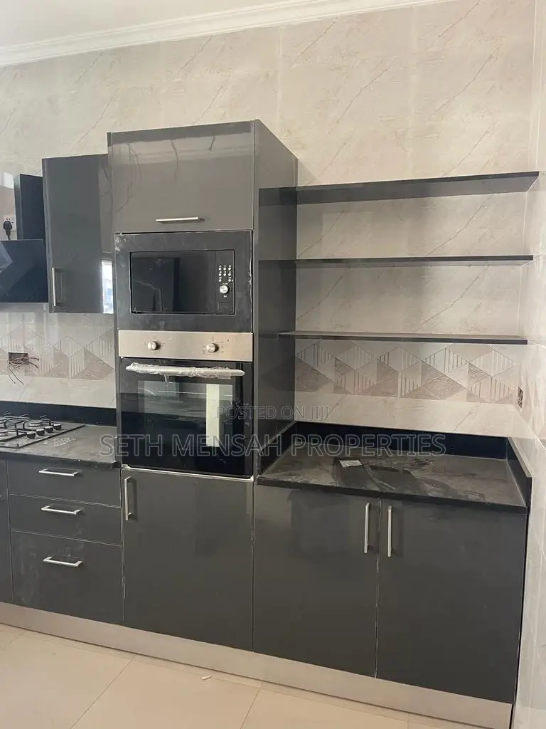 5bdrm House in Skm, Spintex for sale