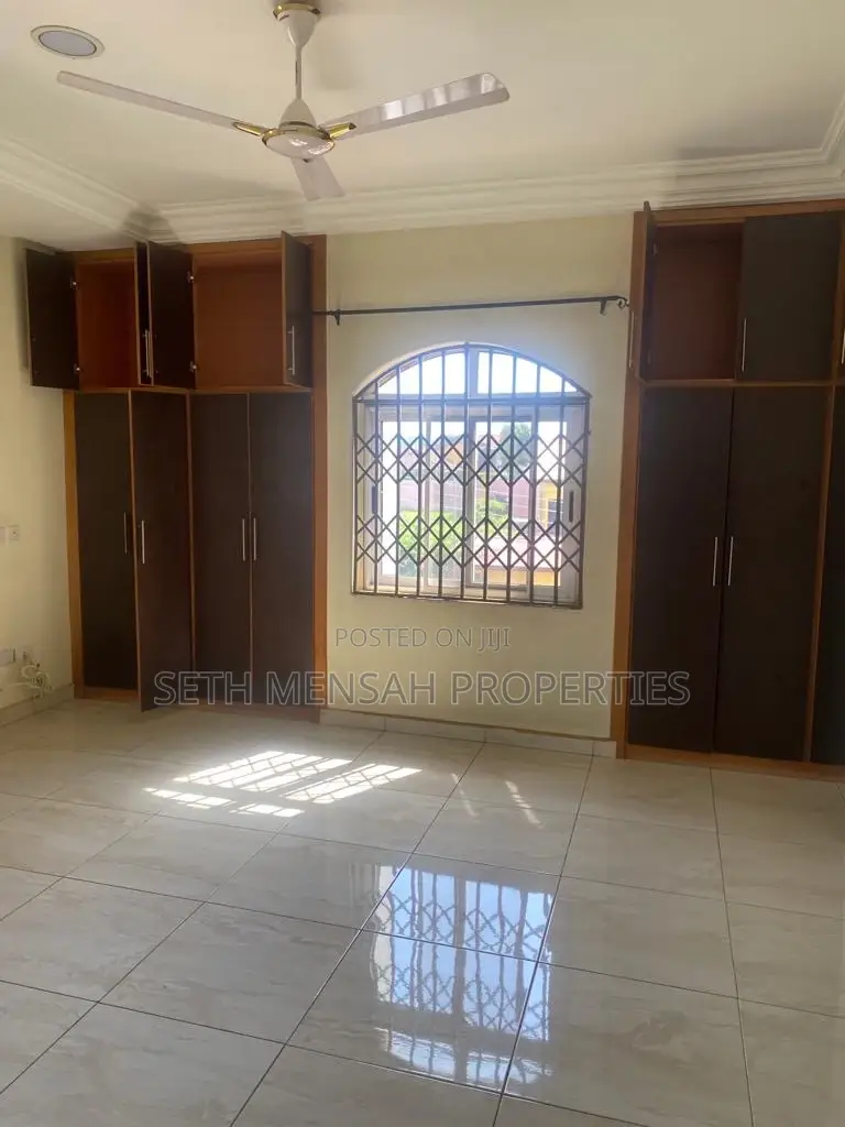 5bdrm House in Skm, Spintex for sale