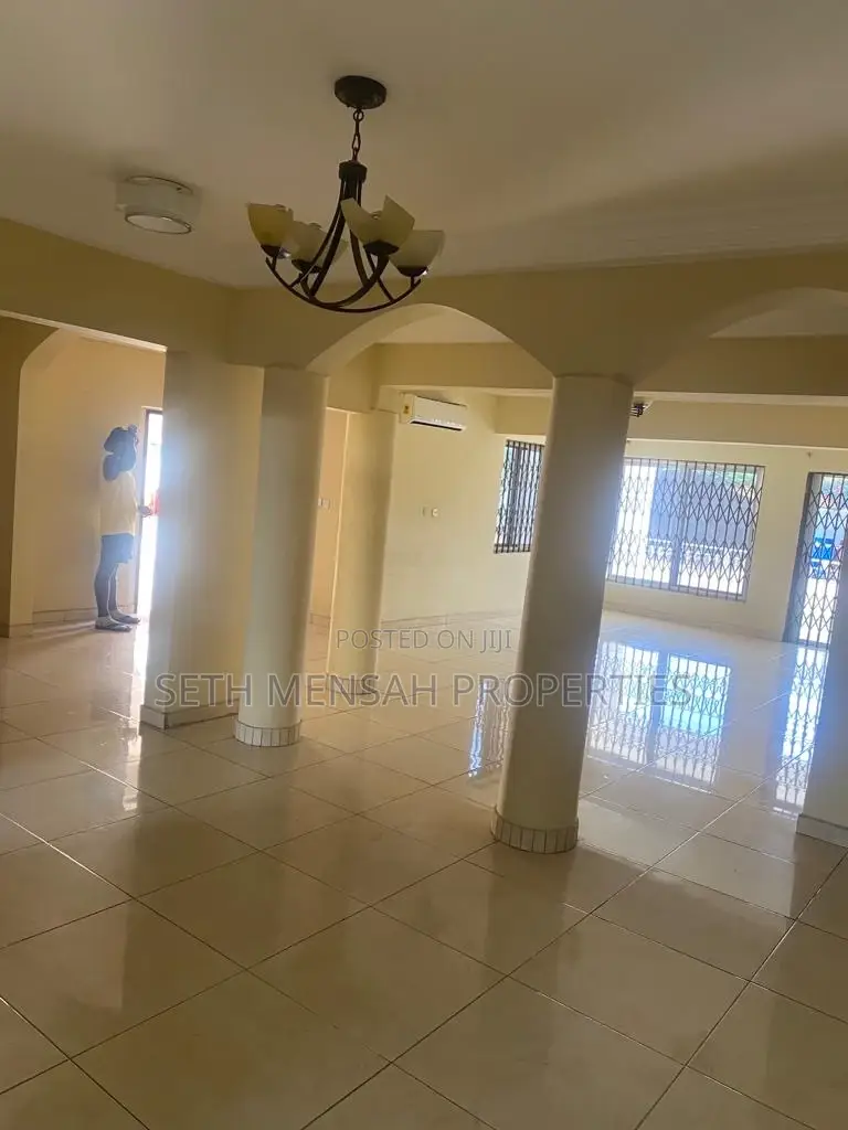 5bdrm House in Skm, Spintex for sale