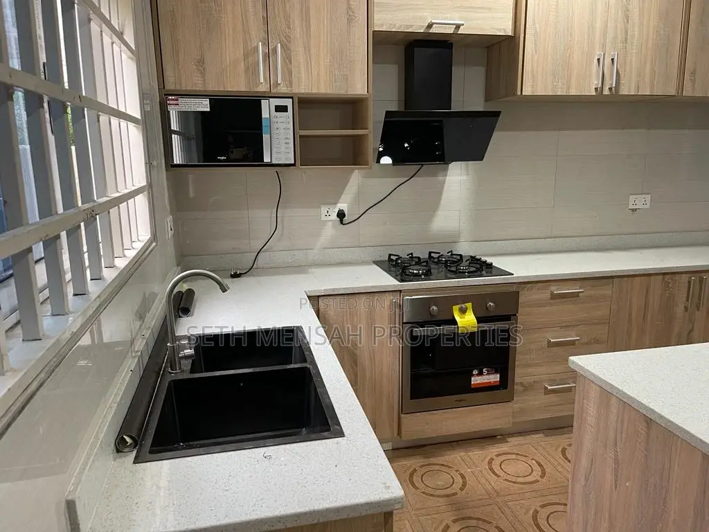 5bdrm House in Skm, Spintex for sale